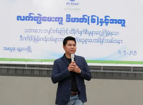 managing director of de heus myanmar, Leo Zaw is delivering speech at employee a support program.