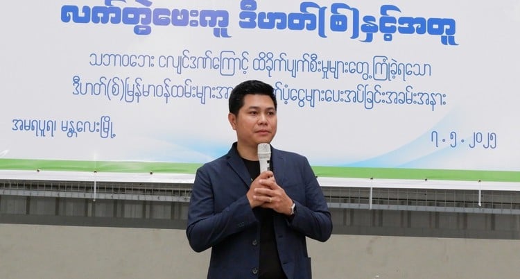 managing director of de heus myanmar, Leo Zaw is delivering speech at employee a support program.